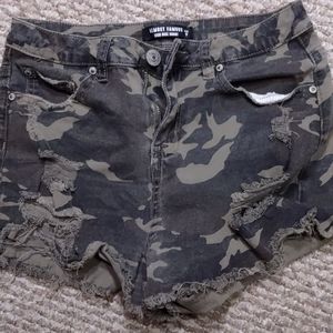 Camouflage distress shorts